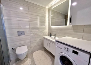 شقة حديثة مطلة على البحر في قلب محمودلار