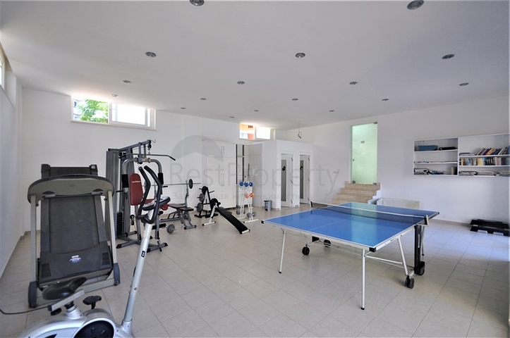 شقة فسيحة مفروشة 2 + 1 في مجمع سكني جيد الصيانة مع بنية تحتية غنية