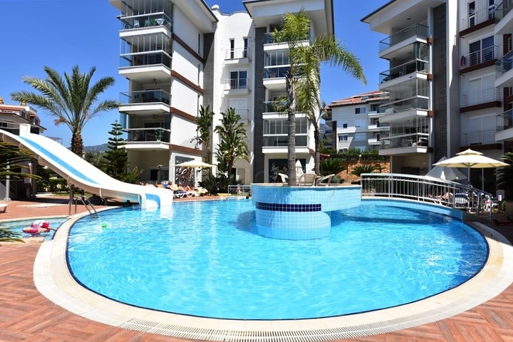 شقة فسيحة مفروشة 2 + 1 في مجمع سكني جيد الصيانة مع بنية تحتية غنية