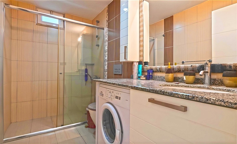 شقة فسيحة مفروشة 2 + 1 في مجمع سكني جيد الصيانة مع بنية تحتية غنية