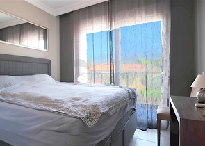 شقة فسيحة مفروشة 2 + 1 في مجمع سكني جيد الصيانة مع بنية تحتية غنية