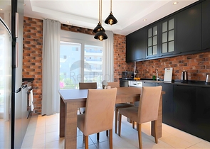 شقة فسيحة مفروشة 2 + 1 في مجمع سكني جيد الصيانة مع بنية تحتية غنية