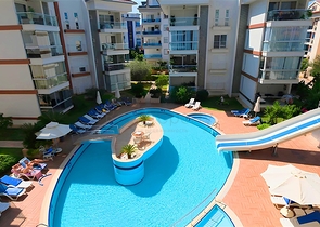 شقة فسيحة مفروشة 2 + 1 في مجمع سكني جيد الصيانة مع بنية تحتية غنية