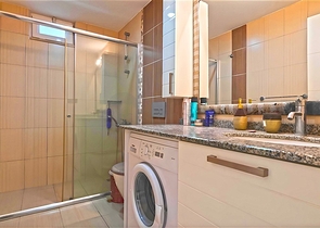 شقة فسيحة مفروشة 2 + 1 في مجمع سكني جيد الصيانة مع بنية تحتية غنية