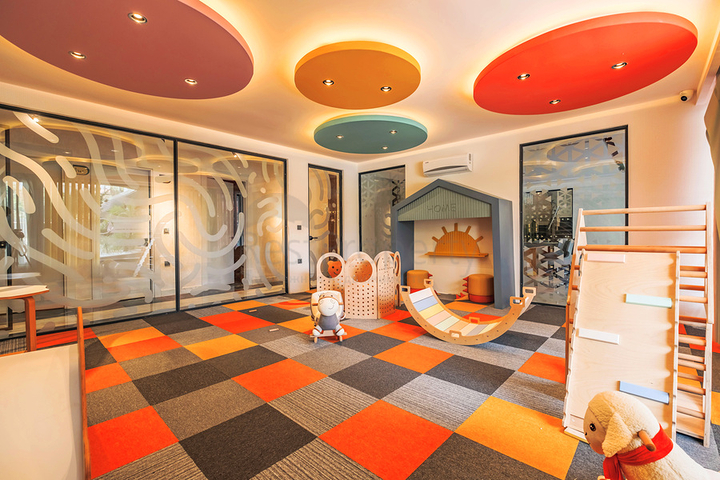 شقة حديثة مع حديقة على البحر في منطقة خلابة