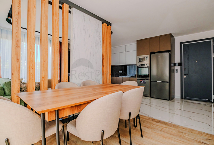 شقة حديثة مع حديقة على البحر في منطقة خلابة