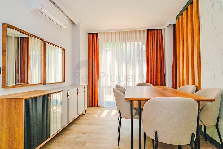 شقة حديثة مع حديقة على البحر في منطقة خلابة