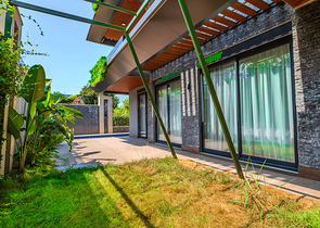 شقة حديثة مع حديقة على البحر في منطقة خلابة