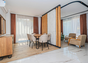 شقة حديثة مع حديقة على البحر في منطقة خلابة