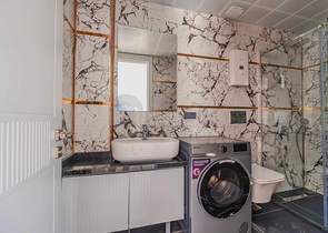 شقة حديثة مع حديقة على البحر في منطقة خلابة