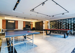 شقة حديثة مع حديقة على البحر في منطقة خلابة