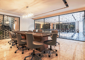 شقة حديثة مع حديقة على البحر في منطقة خلابة