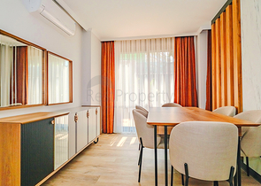 شقة حديثة مع حديقة على البحر في منطقة خلابة