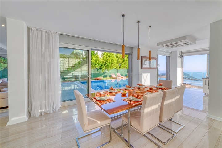 فيلا واسعة مع إطلالة بانورامية على البحر في الجزء الأوسط من ألانيا