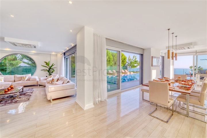 فيلا واسعة مع إطلالة بانورامية على البحر في الجزء الأوسط من ألانيا