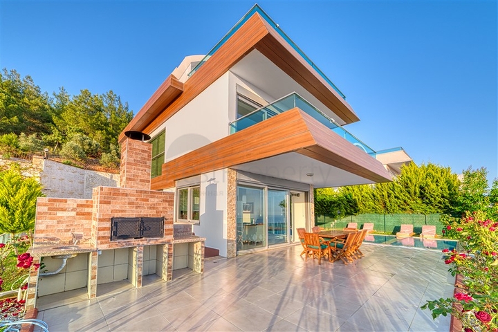 فيلا واسعة مع إطلالة بانورامية على البحر في الجزء الأوسط من ألانيا