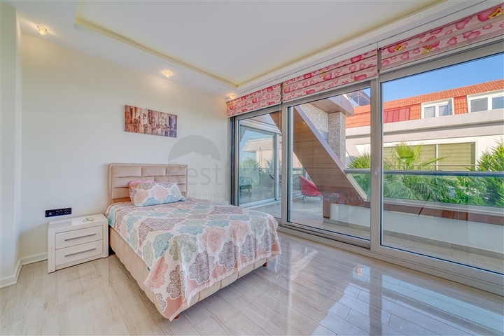 فيلا واسعة مع إطلالة بانورامية على البحر في الجزء الأوسط من ألانيا