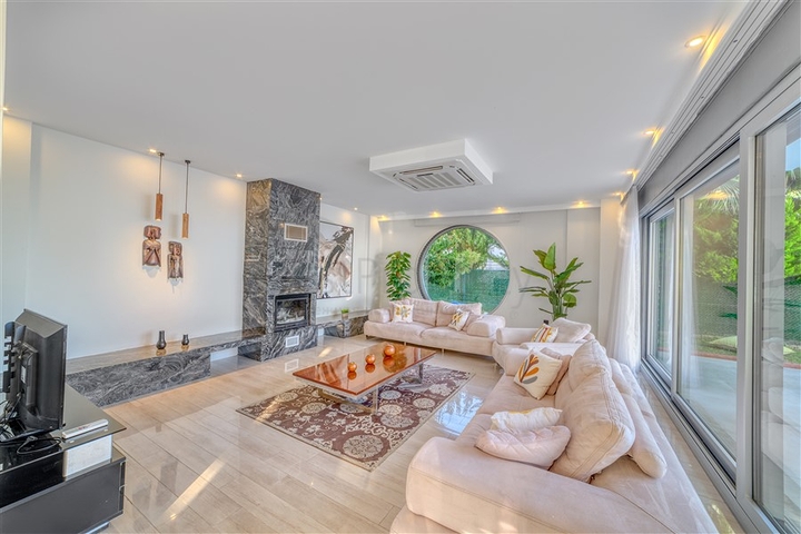 فيلا واسعة مع إطلالة بانورامية على البحر في الجزء الأوسط من ألانيا