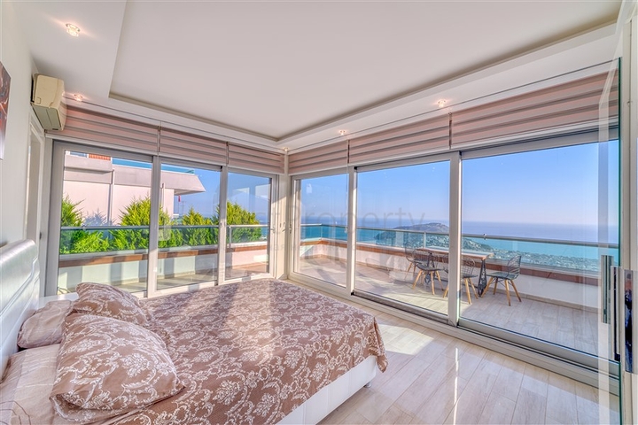 فيلا واسعة مع إطلالة بانورامية على البحر في الجزء الأوسط من ألانيا