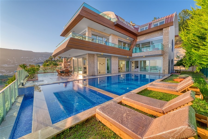 فيلا واسعة مع إطلالة بانورامية على البحر في الجزء الأوسط من ألانيا