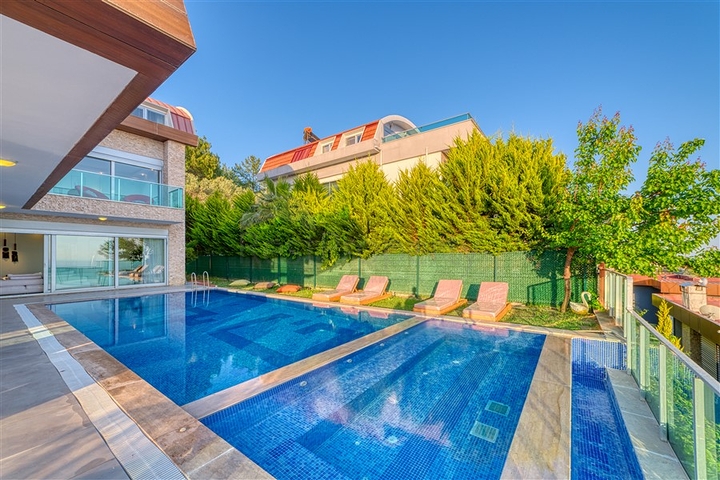 فيلا واسعة مع إطلالة بانورامية على البحر في الجزء الأوسط من ألانيا