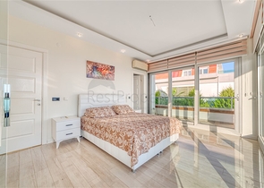 فيلا واسعة مع إطلالة بانورامية على البحر في الجزء الأوسط من ألانيا