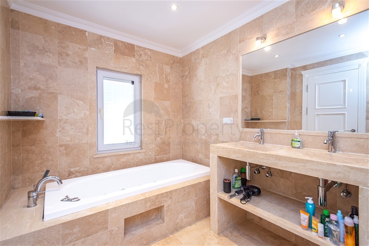 فيلا فاخرة مطلة على البحر في منطقة كونالكي المرموقة