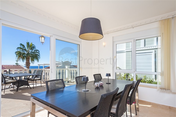 فيلا فاخرة مطلة على البحر في منطقة كونالكي المرموقة