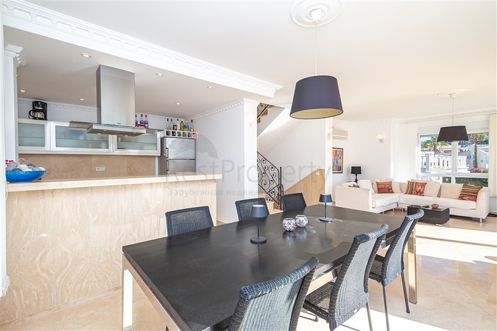 فيلا فاخرة مطلة على البحر في منطقة كونالكي المرموقة