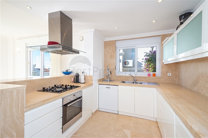 فيلا فاخرة مطلة على البحر في منطقة كونالكي المرموقة