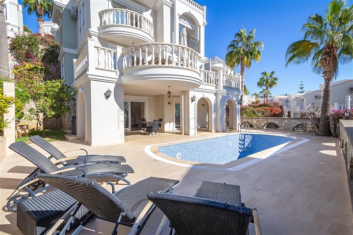 فيلا فاخرة مطلة على البحر في منطقة كونالكي المرموقة