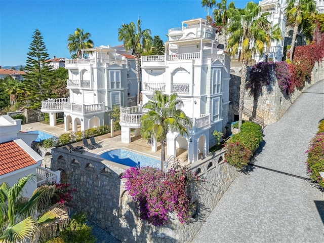 فيلا فاخرة مطلة على البحر في منطقة كونالكي المرموقة