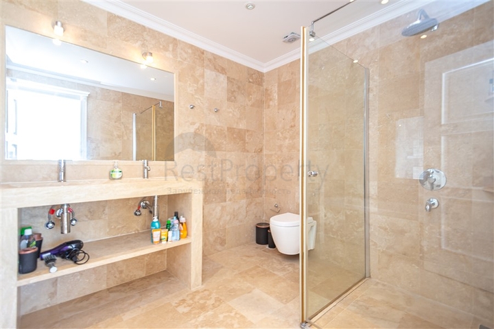 فيلا فاخرة مطلة على البحر في منطقة كونالكي المرموقة