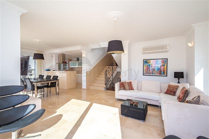 فيلا فاخرة مطلة على البحر في منطقة كونالكي المرموقة