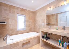 فيلا فاخرة مطلة على البحر في منطقة كونالكي المرموقة