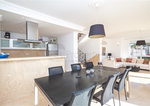 فيلا فاخرة مطلة على البحر في منطقة كونالكي المرموقة