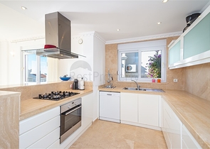 فيلا فاخرة مطلة على البحر في منطقة كونالكي المرموقة