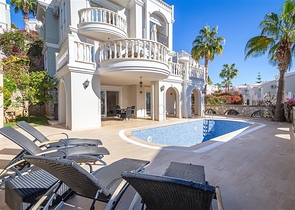 فيلا فاخرة مطلة على البحر في منطقة كونالكي المرموقة