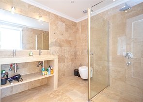 فيلا فاخرة مطلة على البحر في منطقة كونالكي المرموقة