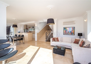 فيلا فاخرة مطلة على البحر في منطقة كونالكي المرموقة