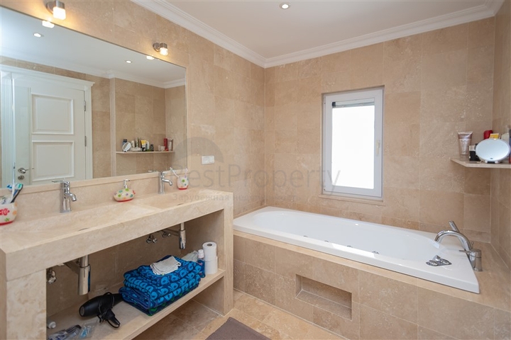 فيلا فاخرة مع إطلالة بانورامية على البحر في واحدة من أرقى المناطق في ألانيا