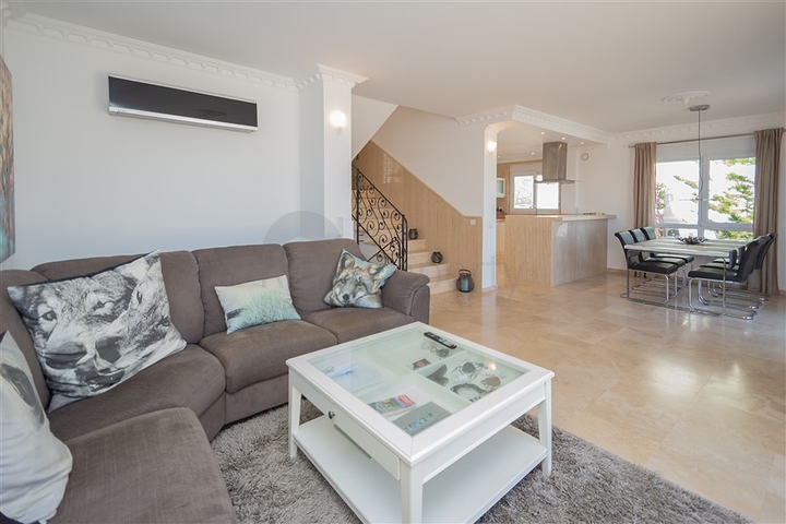 فيلا فاخرة مع إطلالة بانورامية على البحر في واحدة من أرقى المناطق في ألانيا