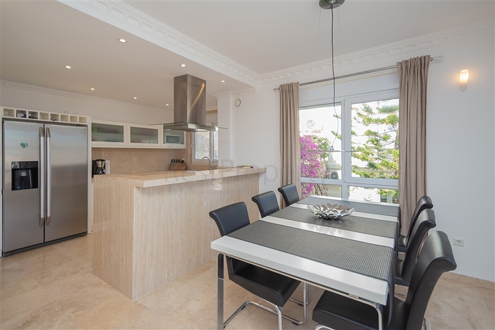 فيلا فاخرة مع إطلالة بانورامية على البحر في واحدة من أرقى المناطق في ألانيا