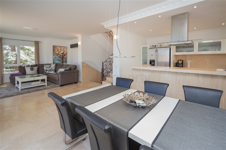 فيلا فاخرة مع إطلالة بانورامية على البحر في واحدة من أرقى المناطق في ألانيا