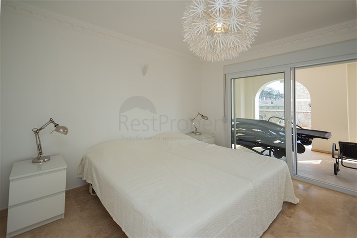 فيلا فاخرة مع إطلالة بانورامية على البحر في واحدة من أرقى المناطق في ألانيا