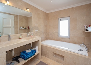 فيلا فاخرة مع إطلالة بانورامية على البحر في واحدة من أرقى المناطق في ألانيا