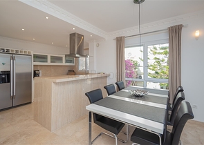 فيلا فاخرة مع إطلالة بانورامية على البحر في واحدة من أرقى المناطق في ألانيا