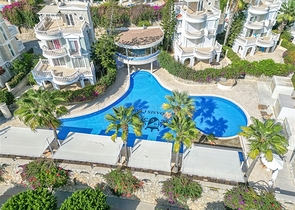 فيلا فاخرة مع إطلالة بانورامية على البحر في واحدة من أرقى المناطق في ألانيا