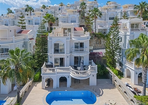 فيلا فاخرة مع إطلالة بانورامية على البحر في واحدة من أرقى المناطق في ألانيا