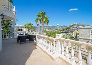 فيلا فاخرة مع إطلالة بانورامية على البحر في واحدة من أرقى المناطق في ألانيا